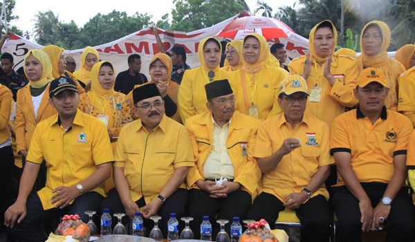 Antony Zeidra Abidin (AZA) bersama Pinto, Zoerman Manap, Akbar Tandjung, Sukandar dan para pengurus Golkar